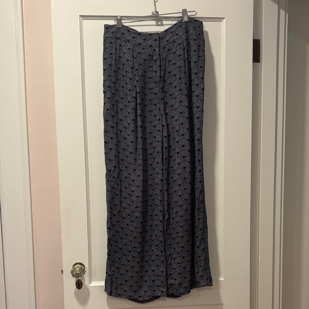 Flowy pants with geometric print